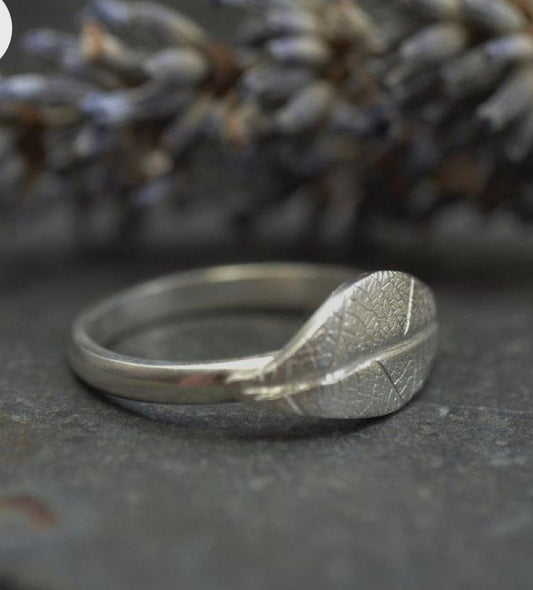 🩶 Wednesday evenings or Saturdays afternoon’s Treat yourself or your Mum to a Silver Clay turns into Fine Silver ring or Pendant and Earrings set In Garstang with Free Wine/Prosecco 🩶