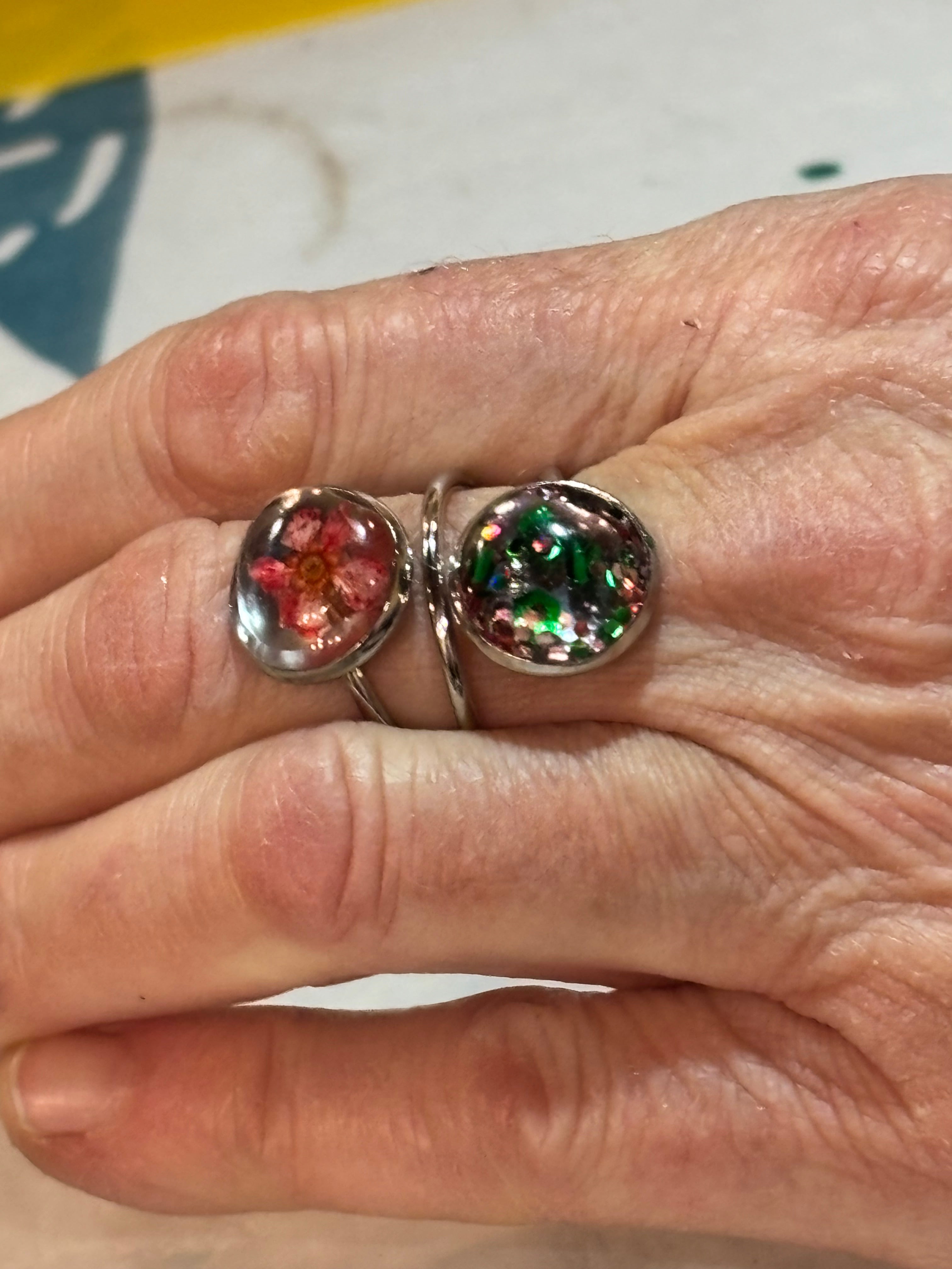 Saturday Course Botanical Floral Art in Resin to wear Jewellery Course Starts Sat 24th Jan 2-4pm+ limited spaces. Other Dates….✨