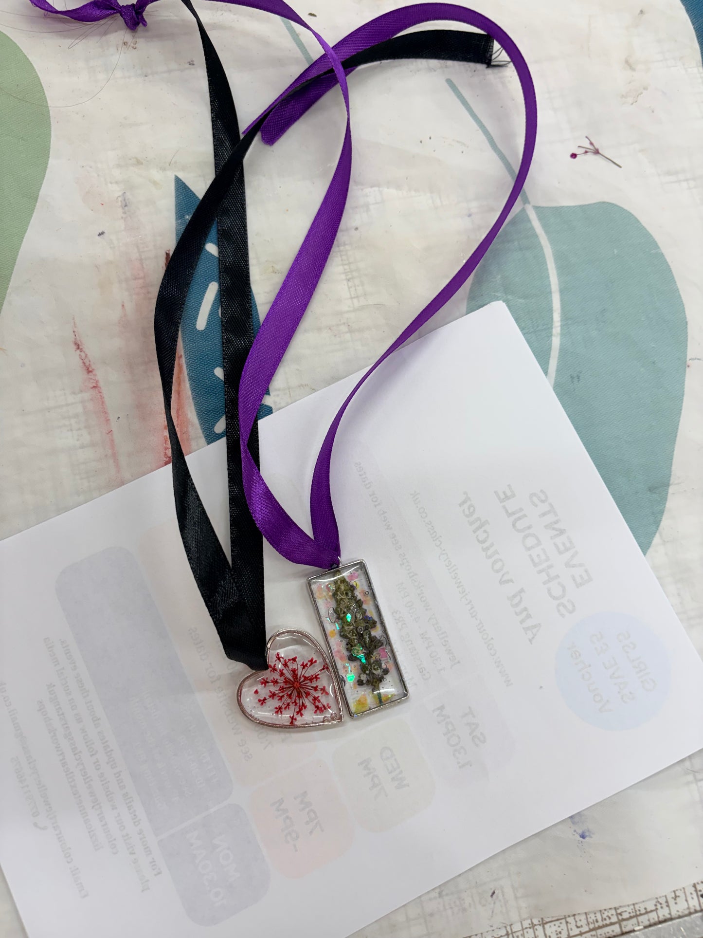 Fizz & Resin GARSTANG Have fun creating resin with flowers from my garden 🌷 bring friends…on Monday Morning at Garstang Art Centre